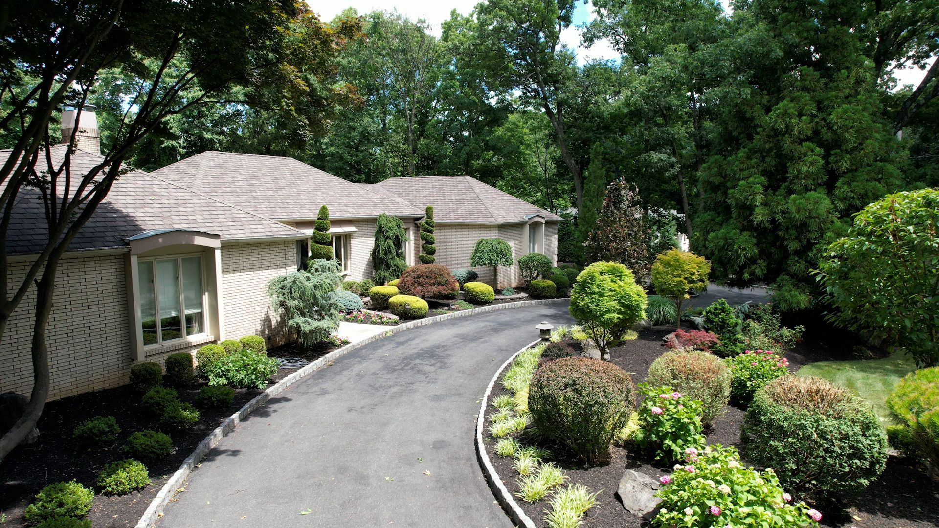 Exquisite Outdoor Oasis — image 9